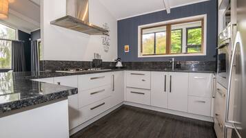 House, 4 Bedrooms | Private kitchen | Full-size fridge, microwave, oven, stovetop