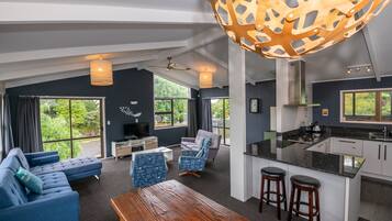 House, 4 Bedrooms | Living area | Smart TV