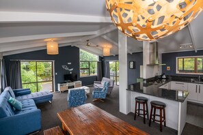 House, 4 Bedrooms | Living area