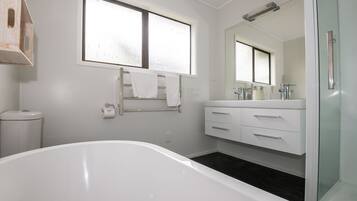 House, 4 Bedrooms | Bathroom | Separate tub and shower, towels