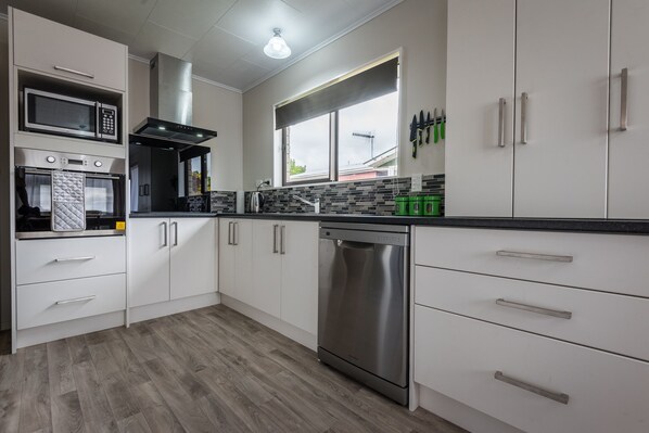 House, 3 Bedrooms | Private kitchen | Full-size fridge, microwave, oven, stovetop