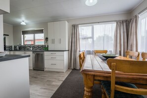 House, 3 Bedrooms | In-room dining