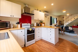 Maison, 1 chambre | Cuisine privée | Grand réfrigérateur, micro-ondes, four, plaque de cuisson