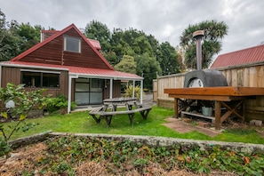 BBQ/picnic area - Country Cottage Retreat (Rotorua)