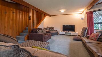 House, 4 Bedrooms | Living area | Smart TV