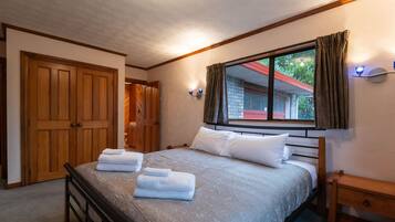 House, 4 Bedrooms | 4 bedrooms, iron/ironing board, free WiFi, bed sheets