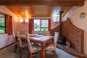 Maison, 4 chambres | Repas dans la chambre