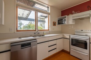 House, 4 Bedrooms | Private kitchen | Full-size fridge, microwave, oven, stovetop - Farm View Retreat (Hamurana)