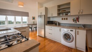 Hus - 3 sovrum | Eget kök | Stort kylskåp, ugn, spishäll och diskmaskin