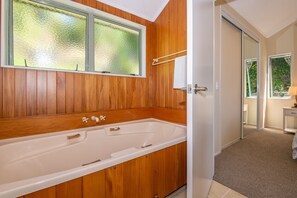 3 Bedroom House with Tri-Bunk Bed | Deep soaking bathtub - Kawaha Point Gem (Rotorua)