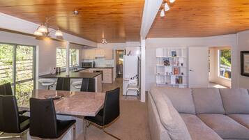 3 Bedroom House with Tri-Bunk Bed | In-room dining