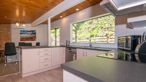 3 Bedroom House with Tri-Bunk Bed | Private kitchen - Kawaha Point Gem (Rotorua)