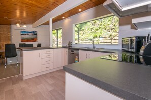 3 Bedroom House with Tri-Bunk Bed | Private kitchen | Full-size fridge, microwave, oven, stovetop - Kawaha Point Gem (Rotorua)