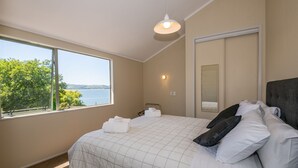 3 Bedroom House with Tri-Bunk Bed - Kawaha Point Gem (Rotorua)