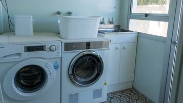 House, 4 Bedrooms | Laundry