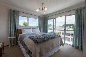 House, 4 Bedrooms - Lake Edge Retreat (Rotorua)