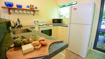 House, 3 Bedrooms | Private kitchen | Full-sized fridge, microwave, oven, stovetop