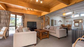 House, 4 Bedrooms | Living area