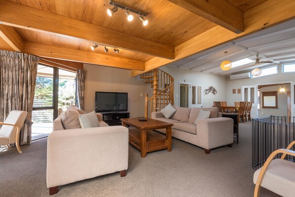 Casa, 4 habitaciones | Área de sala de estar | Smart TV, Netflix y servicios de streaming 