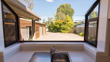 House, 4 Bedrooms | Private kitchen