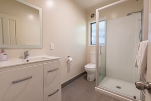 Bathroom - Lake-Side Family Retreat (Rotorua)