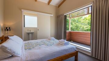 House, 4 Bedrooms | 4 bedrooms, iron/ironing board, free WiFi, bed sheets