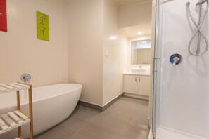 Casa, 4 habitaciones | Baño | Tina y regadera independientes, toallas, papel de baño 