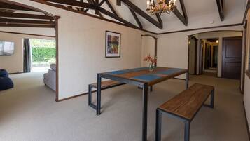 House, 4 Bedrooms | In-room dining