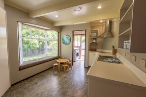 Casa, 4 habitaciones | Cocina privada | Refrigerador con congelador, microondas, horno y parrilla de estufa