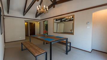 House, 4 Bedrooms | In-room dining