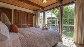 House, 4 Bedrooms | 4 bedrooms, iron/ironing board, free WiFi, bed sheets