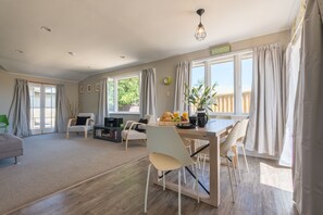 Ferienhaus, 5 Schlafzimmer | Essbereich im Zimmer