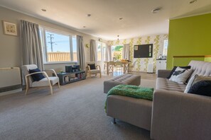 House, 5 Bedrooms | Living area