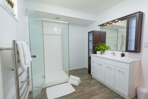 Ferienhaus, 5 Schlafzimmer | Badezimmer | Handtücher, Toilettenpapier