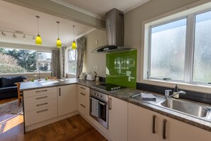 House, 2 Bedrooms | Private kitchen