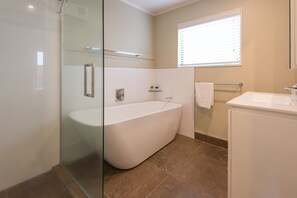 House, 3 Bedrooms | Bathroom | Separate tub and shower, towels