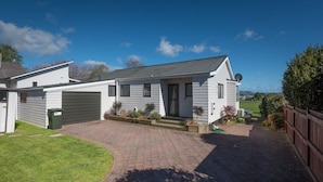 Unclassified image, 3 of 20, button - Park View Retreat (Rotorua)
