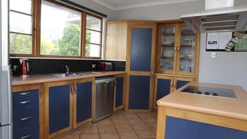 House, 3 Bedrooms | Private kitchen | Full-sized fridge, microwave, oven, stovetop