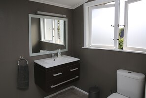 Bathroom - Redwoods Retreat (Rotorua)