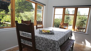 House, 3 Bedrooms | In-room dining