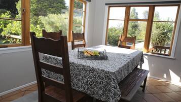 House, 3 Bedrooms | In-room dining