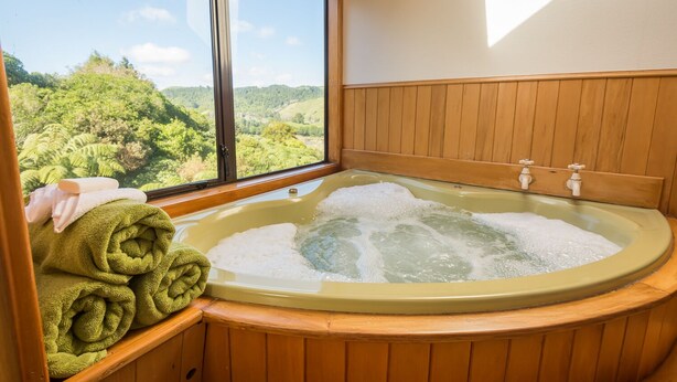 Indoor spa tub - Retreat on the Ridge (Rotorua)