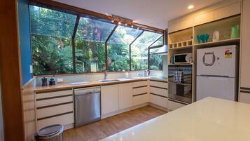 House, 3 Bedrooms | Private kitchen | Full-size fridge, microwave, oven, stovetop