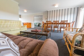 House, 4 Bedrooms | Living area