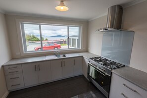House, 4 Bedrooms | Private kitchen