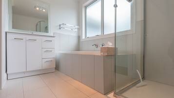 House, 4 Bedrooms | Bathroom | Separate bathtub and shower, towels