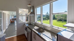 Refrigerador con freezer, horno, placa de cocina, lavavajillas