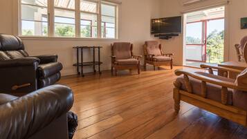 House, 4 Bedrooms | Living area | Plasma TV