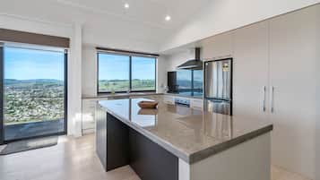 House, 3 Bedrooms | Private kitchen | Full-size fridge, microwave, oven, stovetop