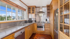 Casa, 5 dormitoris | Cuina privada | Frigorífic gran, microones, forn i placa de cuina 